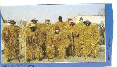 Björnar i Josipovec. I slutet av fastan (fašiangy) klär man ut sig och ägnar sig åt olika upptåg. (Bilden hämtad ur det slovakiska magasinet Pramen.) Björnar i Josipovec. I slutet av fastan (fašiangy) klär man ut sig och ägnar sig åt olika upptåg. (Bilden hämtad ur det slovakiska magasinet Pramen.)